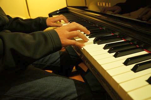 Jeder sollte einmal Klavierspielen probieren! Dazu braucht man kein eigenes Klavier und keinerlei Vorkenntnisse!