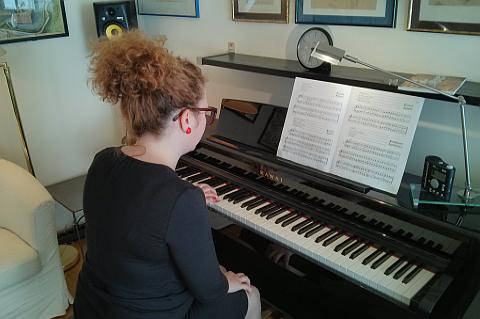 Beim Klavierunterricht ist ein Schritt für Schritt Aufbau unbedingt notwendig. Nach und nach kann man die Schwierigkeit steigern